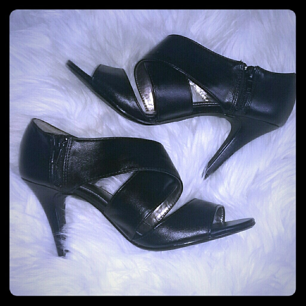 Fioni Black Heels